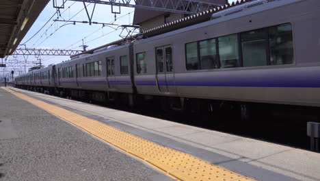 Kyoto,-Japón---4-De-Abril-De-2023:-Tren-Acercándose-A-La-Estación-De-Tren-De-Kyoto-En-Una-Plataforma-Al-Aire-Libre