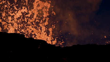Erupción-Del-Volcán-Litli-Hrutur-Con-Magma-Fundido-Del-Cráter,-Islandia
