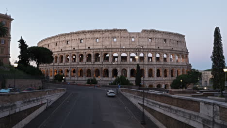 Fachada-Del-Coliseo-Al-Amanecer,-Pared-Exterior-Parcialmente-Intacta,-Roma