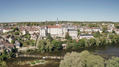 Luftdrohnenperspektive-Der-Stadt-Saint-Gaultier-Am-Ufer-Des-Flusses-Creuse-In-Indre,-Frankreich