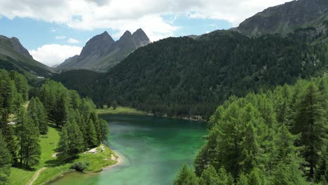 Paisaje-De-Lago-Rodeado-De-Montañas