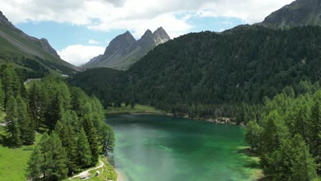 Herrliche-Wasserlandschaft,-Umgeben-Von-Bergen