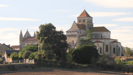 La-Impresionante-Abadía-De-Saint-jouin-De-Marnes-En-Deux-sevres,-Francia