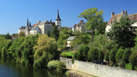 The-town-of-Saint-Gaultier-on-the-banks-of-the-river-Creuse-in-Indre,-France
