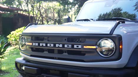 Ford-Bronco,-Parachoques-Y-Faros,-4x4