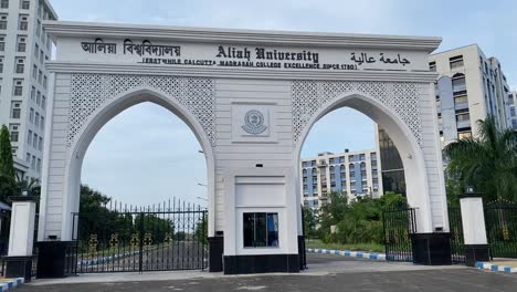Das-Gebäudetor-Der-Aliah-Universität-In-Kalkutta,-Indien
