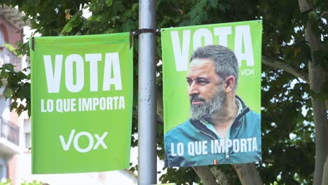 Ein-Banner-Mit-Santiago-Abascal,-Spanischer-Politiker,-Präsident-Der-Ultrakonservativen-Und-Rechtsextremen-Politischen-Partei-Vox-Und-Kandidat-Bei-Den-Spanischen-Parlamentswahlen