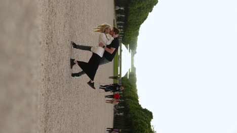 Kissing-Couple-in-Beautiful-Gardens-of-Versailles,-Tourist-Attraction-in-France