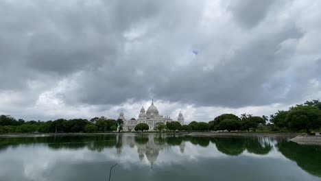 Blick-Auf-Das-Victoria-Memorial,-Ein-Großes-Marmorgebäude-Im-Zentrum-Von-Kalkutta-An-Einem-Bewölkten,-Regnerischen-Tag