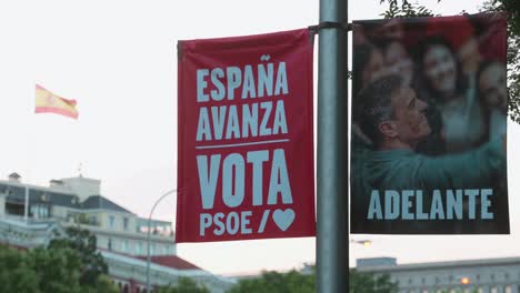 Ein-Banner-Mit-Dem-Bild-Des-Spanischen-Politikers-Pedro-Sánchez,-Derzeitiger-Ministerpräsident-Spaniens,-Präsident-Der-Spanischen-Sozialistischen-Arbeiterpartei-Und-Kandidat-Bei-Den-Spanischen-Parlamentswahlen