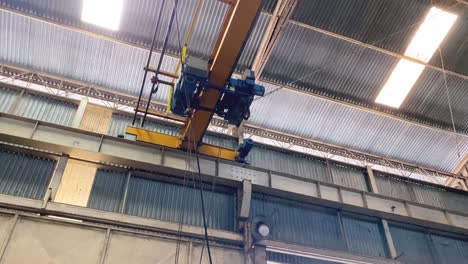 Overhead-crane-that-moves-during-the-transfer-of-goods