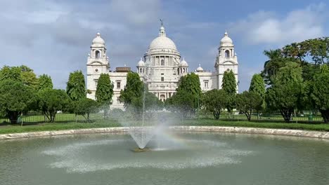 Regenbogen-In-Der-Nähe-Des-Wasserbrunnens-Am-Victoria-Memorial,-Einem-Großen-Marmorgebäude-Im-Zentrum-Von-Kalkutta