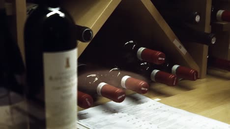 Botellas-De-Vino-Exhibidas-En-Un-Hermoso-Gabinete-Con-Compartimentos-Diagonales
