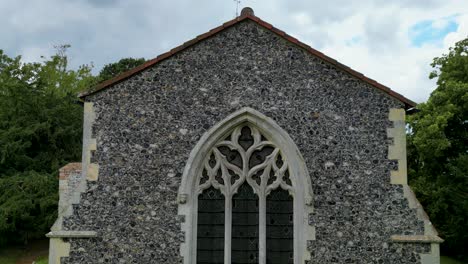 Eine-Aufsteigende-Boom-Aufnahme-Der-Allerheiligenkirche-In-West-Stourmouth,-Die-Aus-Dem-Fenster-Aufsteigt,-Um-Den-Kirchturm-Zu-Sehen