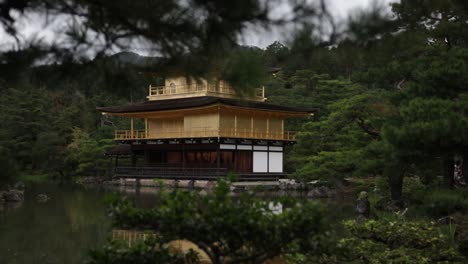 Amazing-golden-pavilion-in-the-Kyoto-garden,-Japan