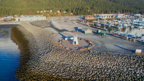 360-Grad-Luftaufnahme-Des-Bootshafens-Von-Seward,-Der-Berge-Und-Der-Innenstadt-Von-Seward,-Alaska-Bei-Sonnenaufgang-In-Seward,-Alaska