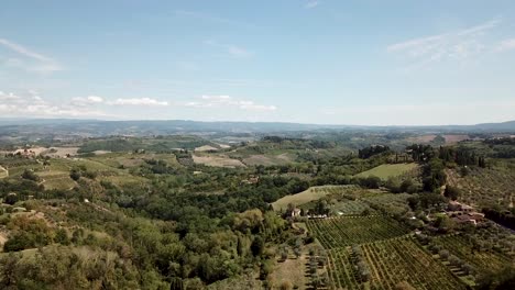Stunning-green-fields-of-Tuscany,-Italy