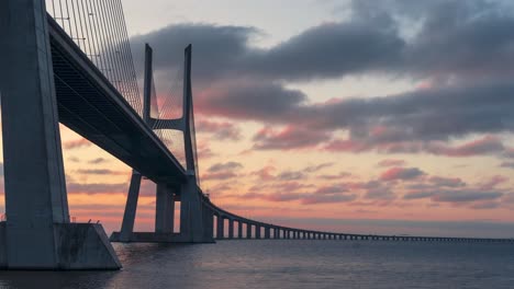 Sonnenaufgangs-Zeitraffer-Der-Berühmten-Vasco-da-Gama-Brücke-In-Lissabon,-Portugal