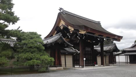 Kyoto-Palast-Und-Schöner-Grüner-Garten