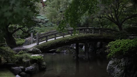 Hermoso-Puente-En-El-Jardín-De-Kyoto,-Japón