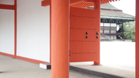 Die-Rote-Holztür-Des-Kaiserpalastes-In-Kyoto,-Japan