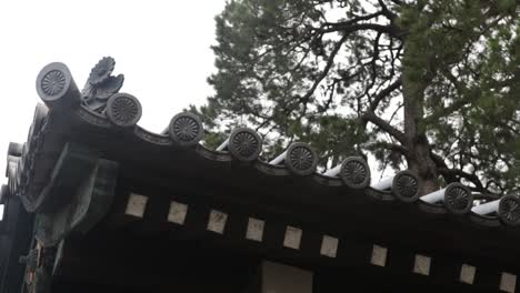 Nahaufnahme-Der-Tore-Des-Kaiserpalastes-Von-Kyoto-–-Kameraschwenk-Von-Links-Nach-Rechts