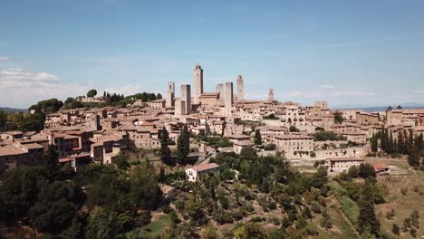 Impresionante-Vista-De-Drones-De-Las-Torres-De-San-Gimignano-En-Toscana,-Italia