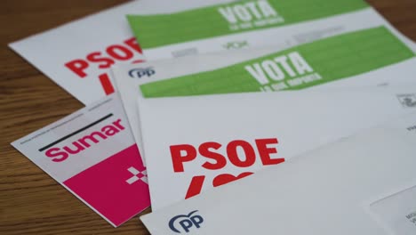 Papeletas-De-Los-Partidos-Políticos-Españoles-Del-Partido-Popular,-El-Partido-De-Extrema-Derecha-Vox-Y-Sumar-Solicitando-A-Los-Ciudadanos-Que-Voten-En-Las-Elecciones-Generales-Españolas-De-2023