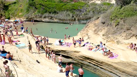 Gente-Nadando-Y-Tomando-El-Sol-En-La-Playa-De-Canal-D&#39;amour-Corfú-Grecia,-Imágenes-En-Tiempo-Real