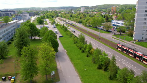 Tranvía-Pasando-Por-El-Campus-De-La-Universidad-De-Gdansk---Universidad-Pública-De-Investigación-En-Polonia