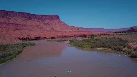 Den-Colorado-River-Hinuntertreibend,-Unterhalb-Der-Red-Rock-Canyons-In-Einer-Trockenen-Wüstenlandschaft-In-Der-Nähe-Von-Moab-Ut