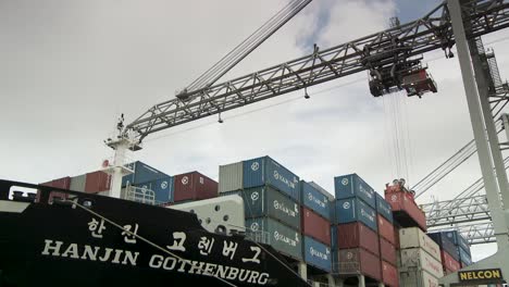 Der-Rote-Frachtcontainer-Wird-An-Einem-Bewölkten-Tag-Auf-Das-Riesige-Hanjin-Göteborg-Schiff-Gehoben