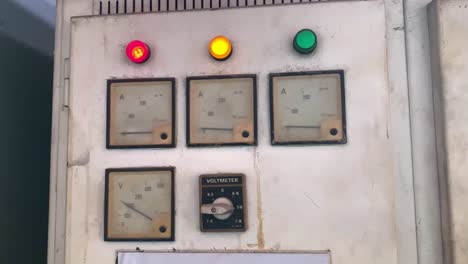 Analog-indicator-with-a-pointer-on-the-electrical-cabinet-with-red,-yellow-and-green-lamp-at-the-factory
