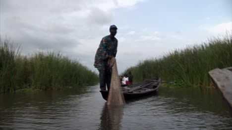 Fischer-Wirft-Das-Netz-In-Einen-Fluss-In-Nigeria
