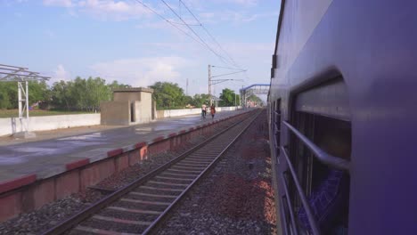 Vista-Interior-De-Un-Tren-Que-Sale-De-Su-Estación