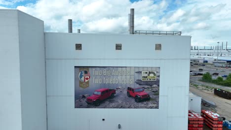 Cartel-De-Los-Premios-Toledo-En-La-Planta-De-Fabricación-Y-Ensamblaje-De-Jeep-En-Toledo,-Ohio