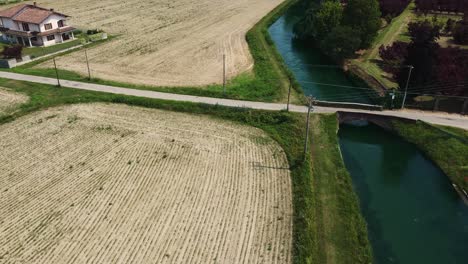 Luftaufnahme-Eines-Landwirtschaftlichen-Reisfeldes,-Das-In-Der-Norditalienischen-Provinz-Pavia-In-Der-Lombardei-Gepflügt-Wurde