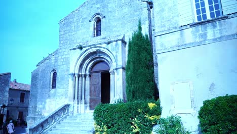 kleine-steinkirche-in-Les-Baux-de-Provence-burg-in-France