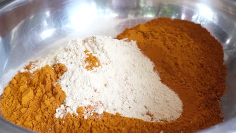 Close-up-scene-of-ginger-powder-being-mixed-with-turmeric-powder,-this-powder-is-very-good-for-health