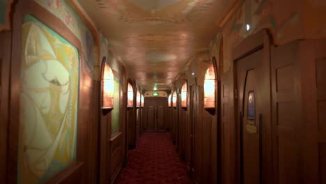 The-empty-hallway-of-the-Tuschinski-cinema-in-Amsterdam
