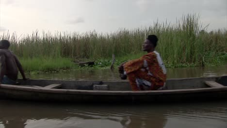 Fischer-Auf-Einem-Boot-In-Nigeria.-Badagry-Lagune