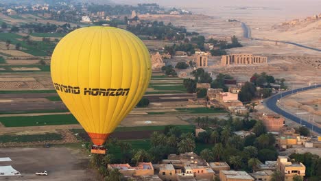 Volar-Sobre-Luxor,-Valle-De-Los-Reyes-En-Egipto-En-Un-Globo-Aerostático-Al-Amanecer-Con-Vistas-A-Los-Sitios-Históricos