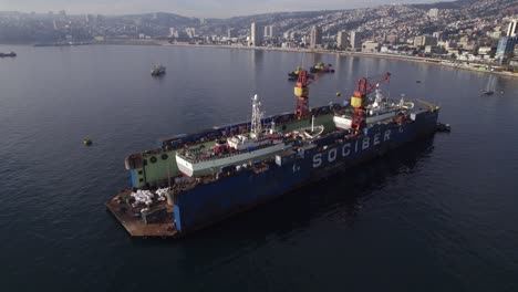 Aerial-Flying-Over-Sociber-Floating-Dock-In-Valparaiso-Port-With-Cityscape-In-background