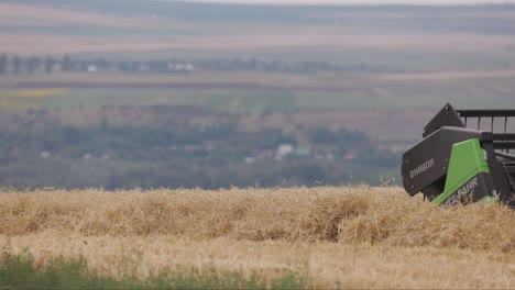 Großer-Erntemähdrescher-Fährt-über-Ein-Getreidefeld-In-Rumänien