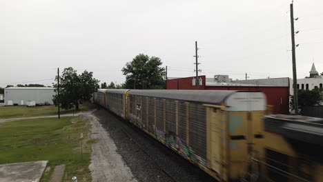 Lokomotive-Eines-Güterzuges-Nähert-Sich-Der-Kamera-In-Einer-Kleinen-Stadt-In-Texas