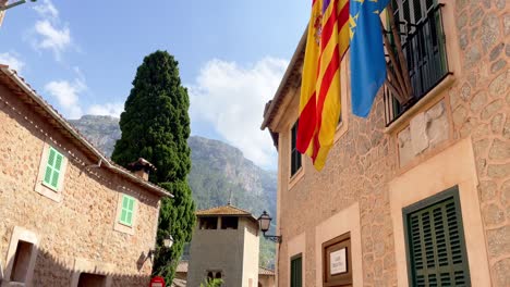 Gemeinde-Deià-Dorf-Mit-Balearenflagge-Auf-Mallorca