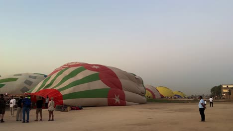 Aufblasen-Des-Heißluftballons-Auf-Dem-Flugplatz-In-Luxor,-Ägypten