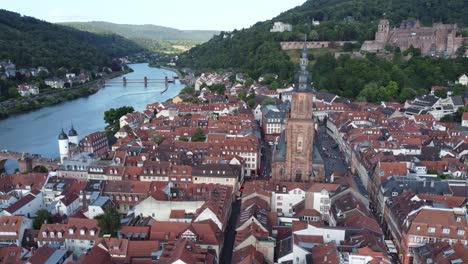 Filmischer-4K-Drohnenclip-über-Der-Kirche-Und-Den-Gebäuden-Der-Altstadt-Von-Heidelberg,-Deutschland