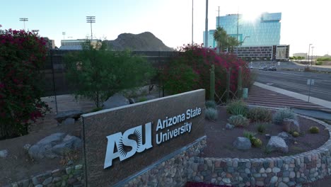 Signo-Y-Logotipo-De-La-Universidad-Estatal-De-Arizona-En-La-Entrada-Al-Campus