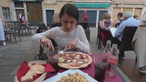 Bella-Modelo-Femenina-Comiendo-Increíble-Pizza-Italiana-En-Venecia